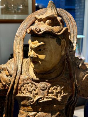 A large Chinese polychrome-lacquered wooden figure of a Guardian King, 18/19th C. — 照片 5