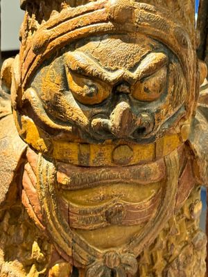 A large Chinese polychrome-lacquered wooden figure of a Guardian King, 18/19th C. — 照片 9