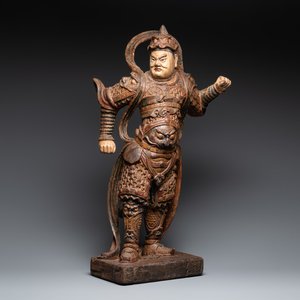 A large Chinese polychrome-lacquered wooden figure of a Guardian King, 18/19th C. — 照片 1