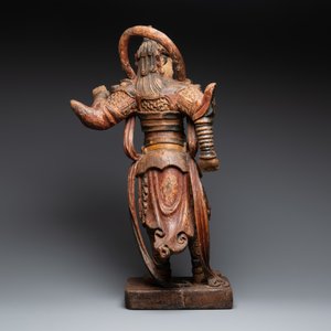 A large Chinese polychrome-lacquered wooden figure of a Guardian King, 18/19th C. — 照片 4
