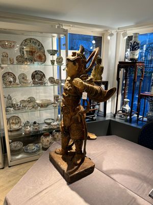 A large Chinese polychrome-lacquered wooden figure of a Guardian King, 18/19th C. — photo 4