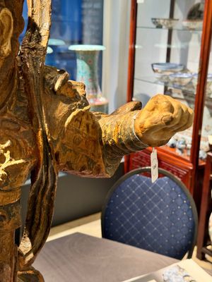 A large Chinese polychrome-lacquered wooden figure of a Guardian King, 18/19th C. — photo 6