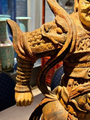 A large Chinese polychrome-lacquered wooden figure of a Guardian King, 18/19th C. — photo 7