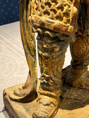 A large Chinese polychrome-lacquered wooden figure of a Guardian King, 18/19th C. — photo 10