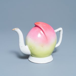 A large Chinese polychrome peach-shaped cadogan teapot, 19th C. — photo 1