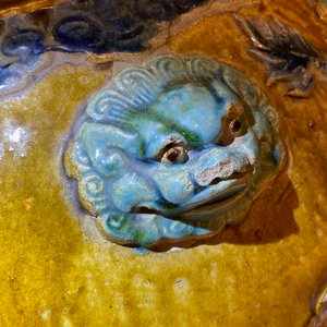 A large Chinese polychrome stoneware martaban jar and cover, Ming/Qing — 照片 25