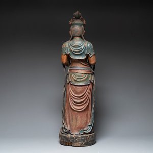 A large Chinese polychromed wooden sculpture of Guanyin, Republic — photo 2