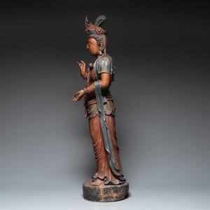 A large Chinese polychromed wooden sculpture of Guanyin, Republic — photo 3
