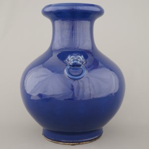 A large Chinese porcelain blue monochrome vase, Qianlong mark, 19th C. — photo 3