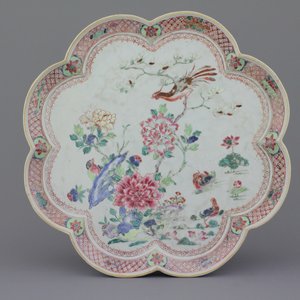 A large Chinese porcelain famille rose lotus-shaped tray, 18th C. — photo 1