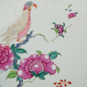 A large Chinese porcelain famille rose octagonal dish with an eagle, Qianlong, 18th C. — 照片 2