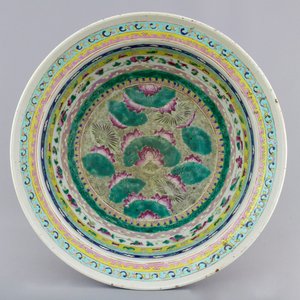 A large Chinese porcelain famille rose Peranakan Straits bowl, 19th C. — photo 1