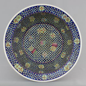 A large Chinese porcelain famille rose Peranakan Straits bowl, 19th C. — photo 1