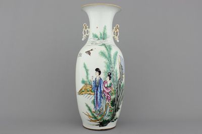 A large Chinese porcelain famille rose vase with a lady, 19/20th C.