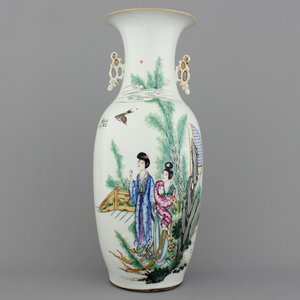 A large Chinese porcelain famille rose vase with a lady, 19/20th C. — 照片 1