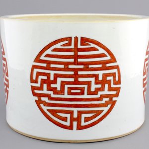 A large Chinese porcelain iron-red "Longevity" brush pot, 19/20th C. — foto 1