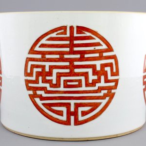 A large Chinese porcelain iron-red "Longevity" brush pot, 19/20th C. — foto 2