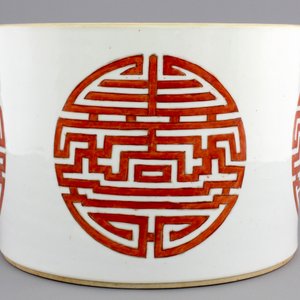A large Chinese porcelain iron-red "Longevity" brush pot, 19/20th C. — foto 5