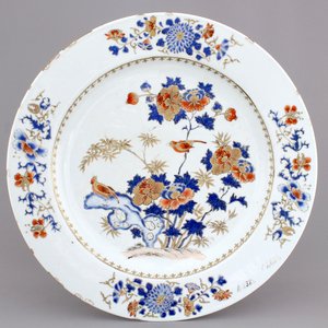 A large Chinese porcelain iron red, overglaze blue and gilt dish, 18th C. — photo 1