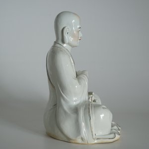 A large Chinese porcelain model of a seated Luohan, 20th C. — photo 11