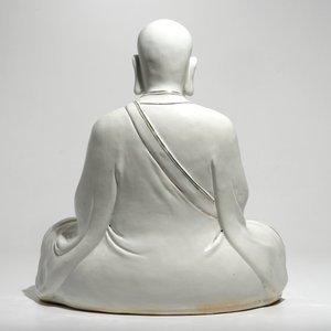 A large Chinese porcelain model of a seated Luohan, 20th C. — photo 3