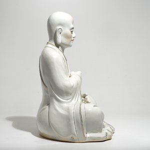 A large Chinese porcelain model of a seated Luohan, 20th C. — photo 4
