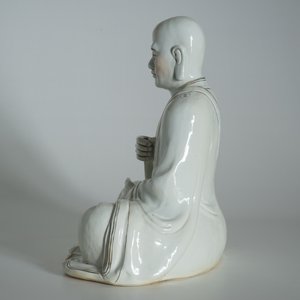 A large Chinese porcelain model of a seated Luohan, 20th C. — photo 9