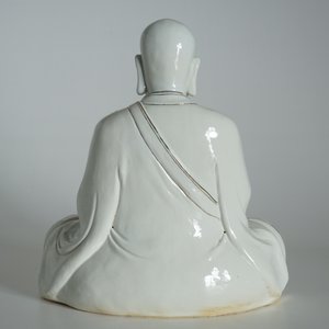 A large Chinese porcelain model of a seated Luohan, 20th C. — photo 10