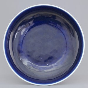 A large Chinese porcelain monochrome blue dish, 18/19th C. — photo 1
