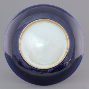A large Chinese porcelain monochrome blue dish, 18/19th C. — photo 2
