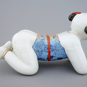 A large Chinese porcelain pillow in the form of a kneeling boy, 18th C. — photo 5