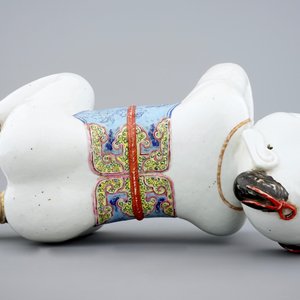 A large Chinese porcelain pillow in the form of a kneeling boy, 18th C. — photo 6