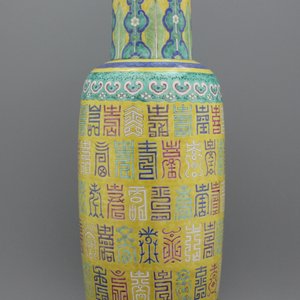 A large Chinese porcelain rouleau vase, 19th C. — photo 1