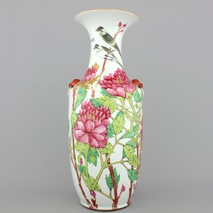 A large Chinese porcelain vase decorated with birds and floral branches, 19th C. — photo 1