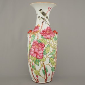 A large Chinese porcelain vase decorated with birds and floral branches, 19th C. — photo 2