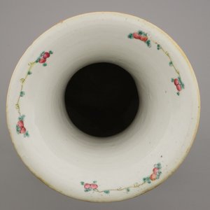 A large Chinese porcelain vase with a garden scene, 19th C. — 照片 10