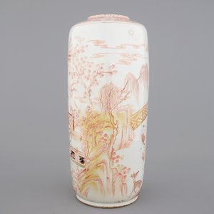 A large Chinese porcelaine famille verte, iron red and gilt rouleau vase, Kangxi, ca. 1720 — photo 2