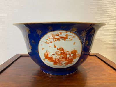 A large Chinese powder-blue and iron-red 'eight immortals' bowl, 19th C. — photo 3