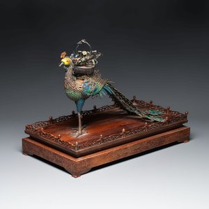 A large Chinese precious stone-inset and enamelled gilt-silver filigree peacock and flower basket on a wooden stand, Republic — photo 1