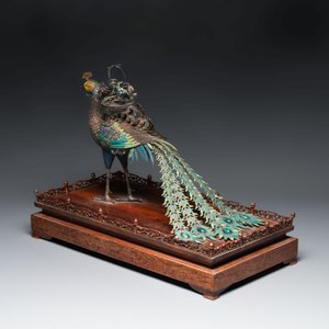 A large Chinese precious stone-inset and enamelled gilt-silver filigree peacock and flower basket on a wooden stand, Republic — photo 2