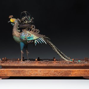 A large Chinese precious stone-inset and enamelled gilt-silver filigree peacock and flower basket on a wooden stand, Republic — photo 3