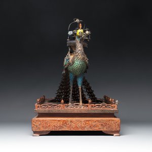 A large Chinese precious stone-inset and enamelled gilt-silver filigree peacock and flower basket on a wooden stand, Republic — photo 4
