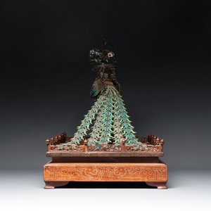 A large Chinese precious stone-inset and enamelled gilt-silver filigree peacock and flower basket on a wooden stand, Republic — photo 6