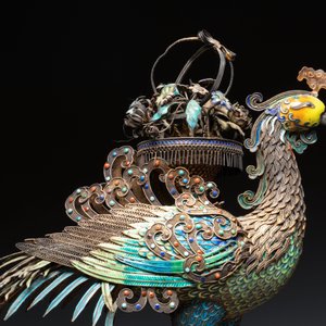 A large Chinese precious stone-inset and enamelled gilt-silver filigree peacock and flower basket on a wooden stand, Republic — photo 7
