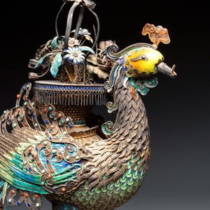 A large Chinese precious stone-inset and enamelled gilt-silver filigree peacock and flower basket on a wooden stand, Republic — photo 8
