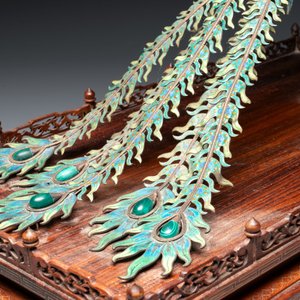 A large Chinese precious stone-inset and enamelled gilt-silver filigree peacock and flower basket on a wooden stand, Republic — photo 9