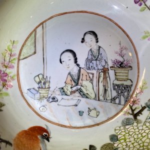 A large Chinese qianjiang cai bowl with a scholar and her student, 19/20th C. — photo 13