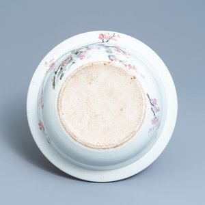 A large Chinese qianjiang cai bowl with a scholar and her student, 19/20th C. — photo 2