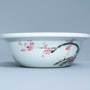A large Chinese qianjiang cai bowl with a scholar and her student, 19/20th C. — photo 4