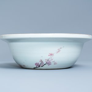 A large Chinese qianjiang cai bowl with a scholar and her student, 19/20th C. — photo 6